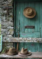 ai generato Due cappelli e fucile sospeso su verde porta foto