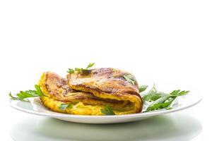 fritte frittata con zucchine, dentro un' piatto su un' bianca sfondo. foto