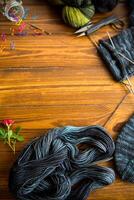 impostato per mano maglieria caldo inverno calzini fatto di naturale di lana filato. foto