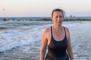 donna nel un' nero costume da bagno autunno su il mediterraneo mare 4 foto