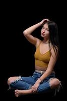 studio ritratto di un' giovane ragazza nel strappato jeans 4 foto