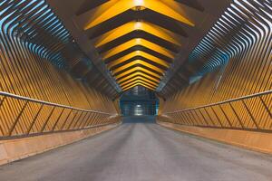 architettonico gemma nel il modulo di un' pedone barca tunnel nel il porta di Anversa, occidentale Belgio. giallo travi formatura un' costine tetto foto