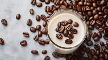 ai generato avvicinamento di un' bicchiere di fresco latte con caffè fagioli su un' di legno tavolo nel un' accogliente cucina foto