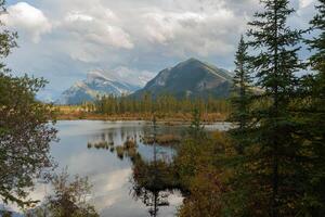 aereo Visualizza di il vermiglio laghi vicino banff, Canada. foto