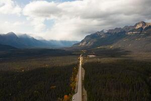 aereo Visualizza di trans-canadese autostrada vicino banff. foto