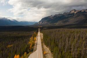 aereo Visualizza di trans-canadese autostrada vicino banff. foto