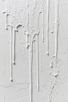ai generato verticale astratto strutturato superficie di gocciolante bianca dipingere su bianca ruvido parete foto