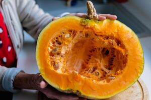 taglio un' zucca nel il cucina per cucinando e congelamento foto