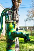 vecchio mano acqua pompa su un' bene nel il giardino, irrigazione e Salvataggio acqua, rurale environnement foto