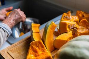 taglio un' zucca nel il cucina per cucinando e congelamento foto