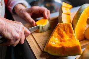 taglio un' zucca nel il cucina per cucinando e congelamento foto