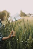 inteligente azienda agricola. contadino con tavoletta nel il campo. agricoltura, giardinaggio o ecologia concetto. raccolta. agro attività commerciale. foto