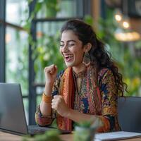 ai generato ritratto di un' bellissimo giovane donna Lavorando utilizzando computer il computer portatile concentrato e sorridente foto