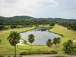 golf corso con bellissima verde e stagno nel taiwan. foto