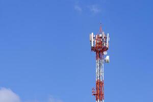 telecomunicazione Torre con luminosa blu cielo e nuvole sfondo. satellitare piatto Telecom Rete per comunicazione tecnologia. spazio per testo foto