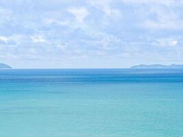 panoramico Visualizza paesaggio di il mare nel Phuket, Tailandia. spazio per testo foto