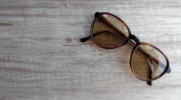 occhiali da sole su un' di legno sfondo. selettivo messa a fuoco. natura. foto