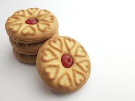 biscotti con fragola marmellata su un' bianca sfondo, vicino su foto