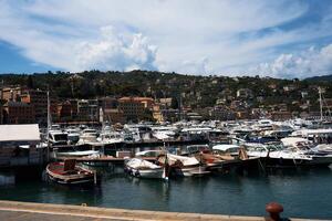 parcheggiata Barche nel un italiano ricorrere cittadina foto