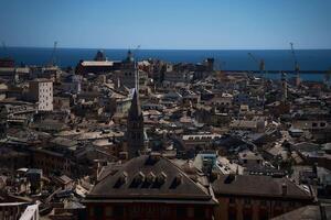 tetti di case nel Genova con un' Visualizza di il mare su un' soleggiato giorno foto