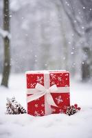 Natale vacanza regalo e regalo, regalo scatola nel il neve nel nevicata inverno campagna natura per boxe giorno, vacanze shopping vendita foto