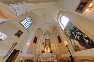 interno cupola e guardare su in un' vecchio Gotico cattolico Chiesa soffitto foto