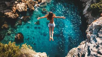 ai generato giovane donna salto in il mare a partire dal il scogliera. Visualizza a partire dal sopra. foto