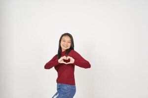 giovane asiatico donna nel rosso maglietta mostrando mano amore cartello isolato su bianca sfondo foto