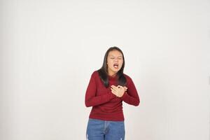 giovane asiatico donna nel rosso maglietta sofferenza il petto dolore, cuore attacco isolato su bianca sfondo foto