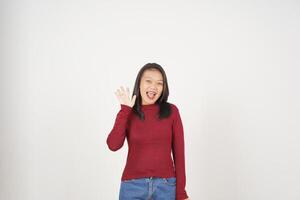 giovane asiatico donna nel rosso maglietta Ciao saluto gesto isolato su bianca sfondo foto