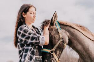 giovane contento donna con sua pony cavallo nel sera tramonto luce. all'aperto fotografia con moda modello ragazza. stile di vita umore. concetto di all'aperto cavalcare, gli sport e ricreazione. foto