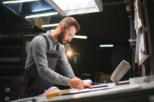 stampa Casa interno con moderno compensare Stampa macchina e operatore nel Lavorando uniforme controllo qualità e controllo processi di Stampa foto