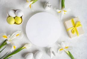 Pasqua disposizione. decorativo uova, iris fiori, regalo scatola, coniglietti in giro il giro vuoto spazio su bianca. foto