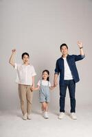 asiatico famiglia ritratto in posa su bianca sfondo foto
