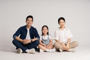 asiatico famiglia ritratto in posa su bianca sfondo foto