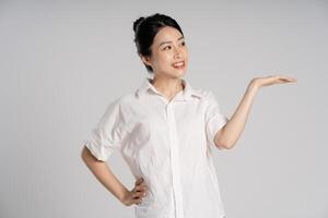 ritratto di bellissimo asiatico donna in posa su bianca sfondo foto