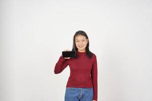 giovane asiatico donna nel rosso maglietta sorridente e mostrando vuoto schermo isolato su bianca sfondo foto