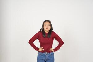 giovane asiatico donna nel rosso maglietta arrabbiato gesto isolato su bianca sfondo foto
