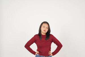 giovane asiatico donna nel rosso maglietta arrabbiato gesto isolato su bianca sfondo foto