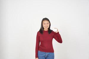 giovane asiatico donna nel rosso maglietta mostrando vuoto carta isolato su bianca sfondo foto