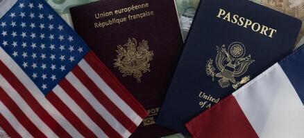 bandiere di unito stati e Francia passaporti su moneta trasparente sfondo foto