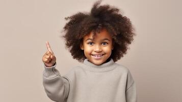 ai generato positivo sorridente afro americano Riccio poco ragazza puntamento dito gesto foto