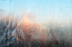avvicinamento gelido modelli su il finestra. ghiaccio struttura su bicchiere. freddo mattina, congelato finestra foto
