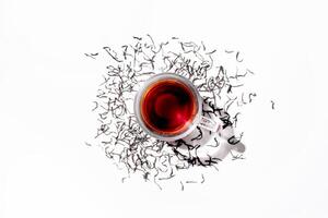 bicchiere tazza di nero tè e sparpagliato asciutto ceylon tè foglie, superiore Visualizza foto