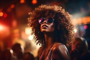 ai generato vita notturna, festa concetto. elegante fricchettone africano americano donna indossare occhiali da sole nel folla a un' musica Festival foto