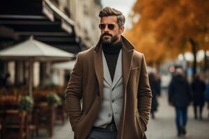 ai generato brutale elegante adulto caucasico maschio modello indossare moda bicchieri e Marrone cappotto a piedi su città strada su autunno giorno, stile di vita foto