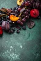 assortimento di viola frutta prugna, uva, mirtillo e basilico foto