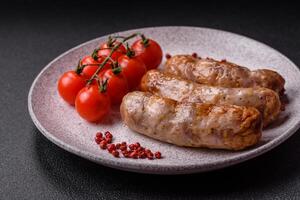 grigliato salsicce con spezie e erbe aromatiche. con copia spazio foto