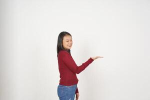 giovane asiatico donna nel rosso maglietta mostrando e Tenere su Aperto palma copia spazio isolato su bianca sfondo foto