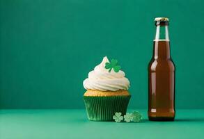 ai generato st Patrick giorno Cupcake e birra su verde sfondo foto